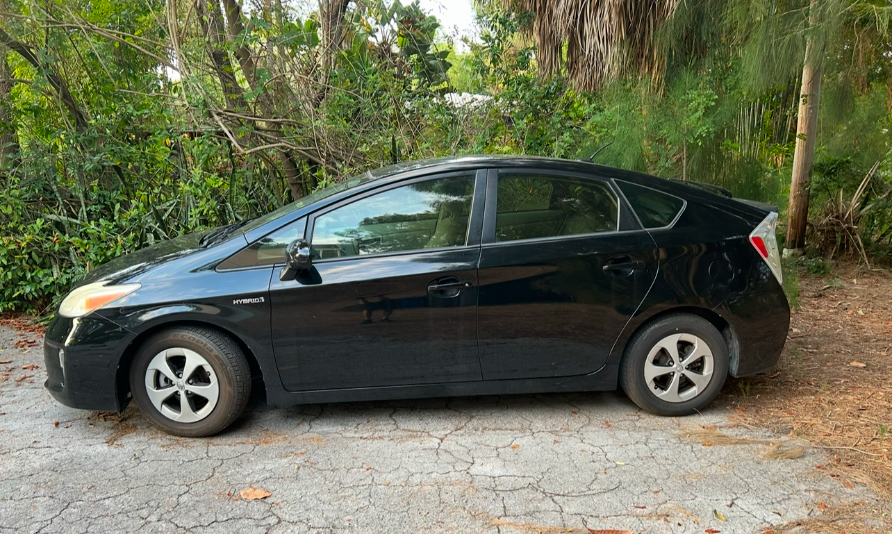 2013 Toyota Prius Three photo 4